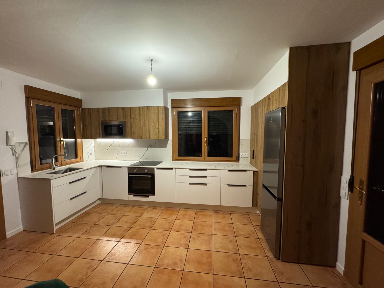 COCINA / BLANCO, MADERA Y PIEDRA · Vista 1